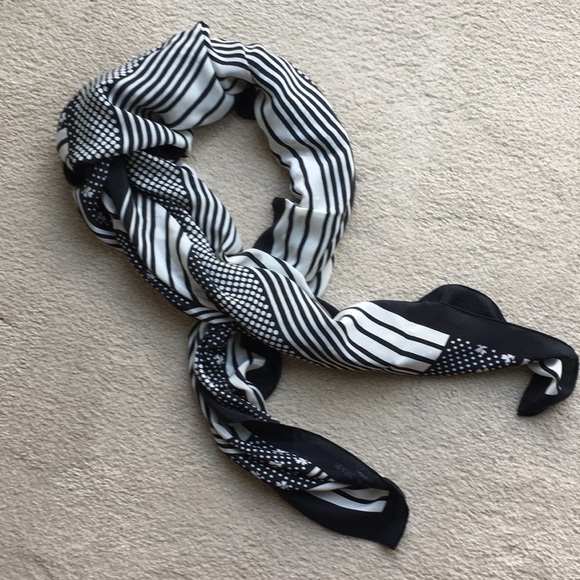 Black / White Versatile Wrap - Picture 1 of 3